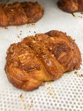 Bandelė su žemės riešutų frangipane ir juoduoju šokoladu